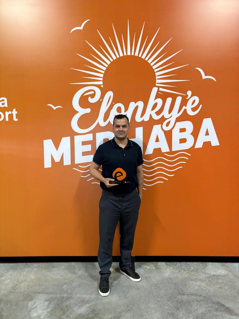 Elonky Merhaba etkinliğinde plaketle portre